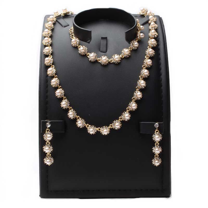 طقم عقد من اللولو والكريستال اطقم متوفر 2 لون