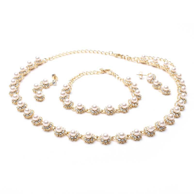 طقم عقد من اللولو والكريستال اطقم متوفر 2 لون ذهبي