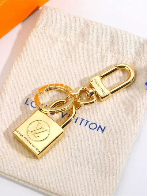 ميدالية ال في قولد كي ميدالية louis vuitton