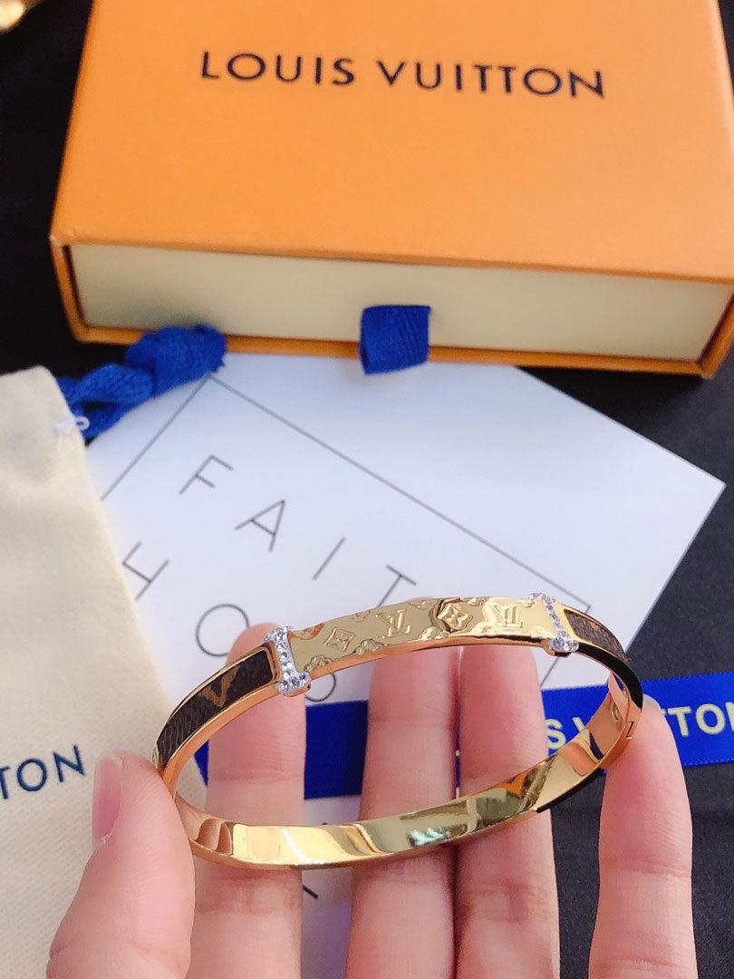 اسوارة لويس فيتون وايت لذر لوقو اسواره louis vuitton