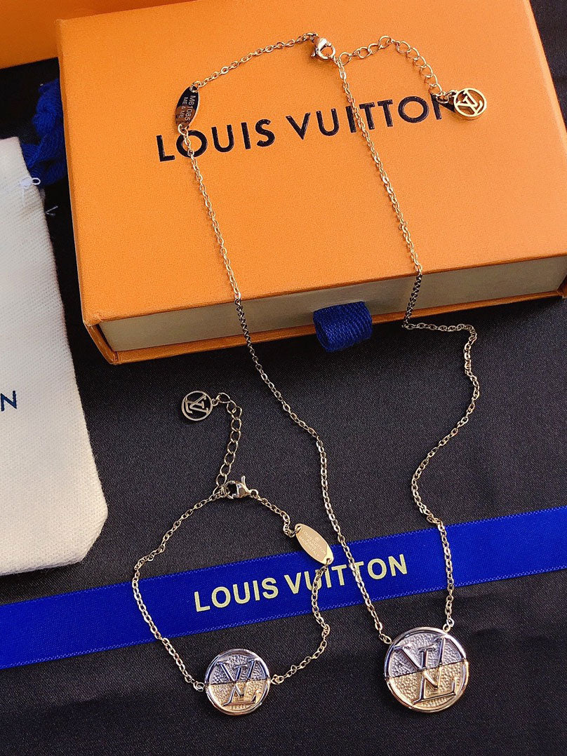 سلسال لويس فيتون هاف سيركل سلسال louis vuitton ذهبي