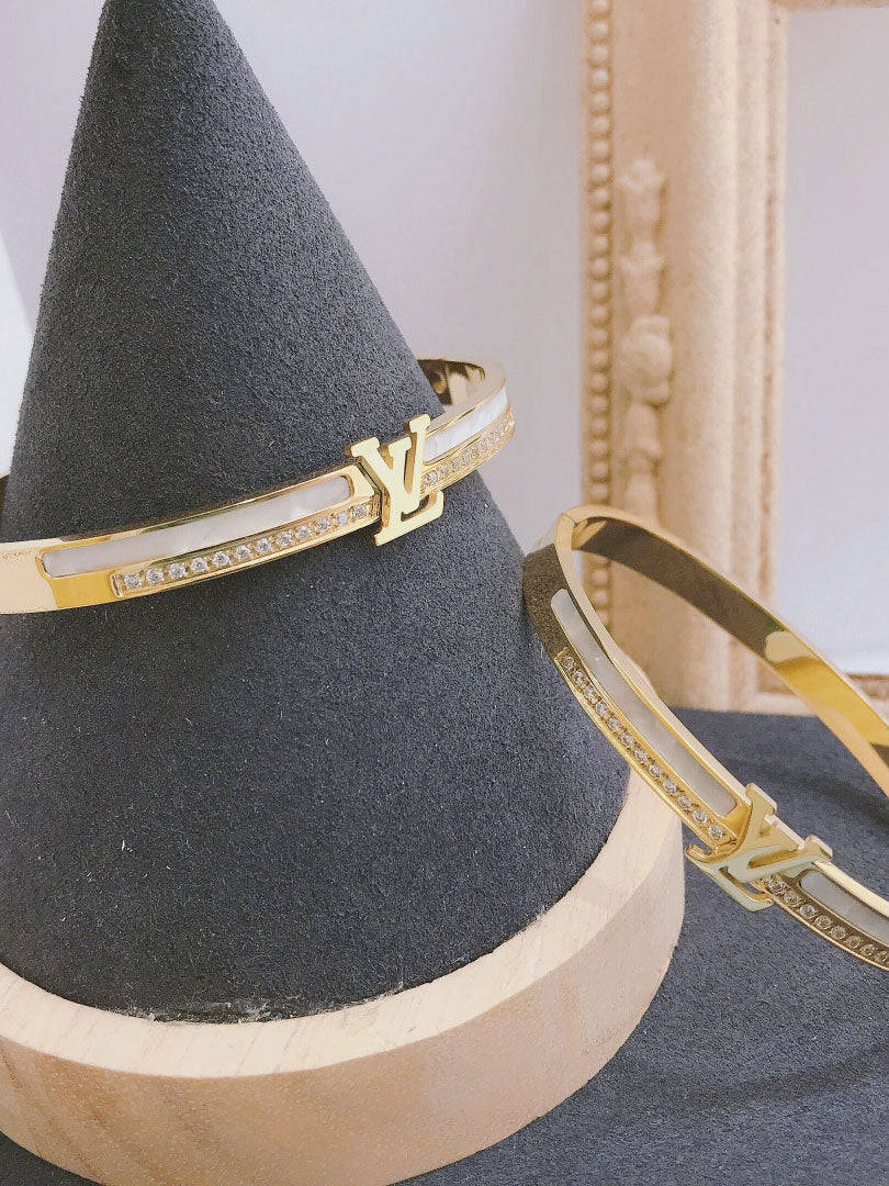 اساور لويس فيتون بانقل لوقو وايت اسواره louis vuitton