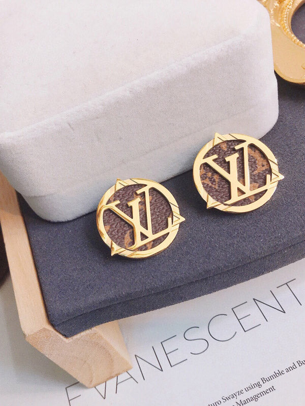 حلق لويس فيتون ذهبي بالشعار حلق louis vuitton