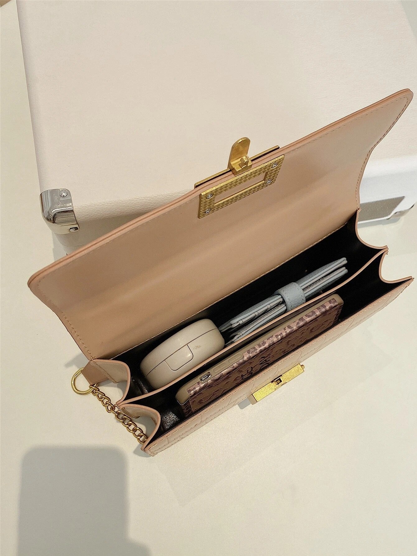 حقيبة مربع بقفل معدني ذهبي شنط وحقائب شنط