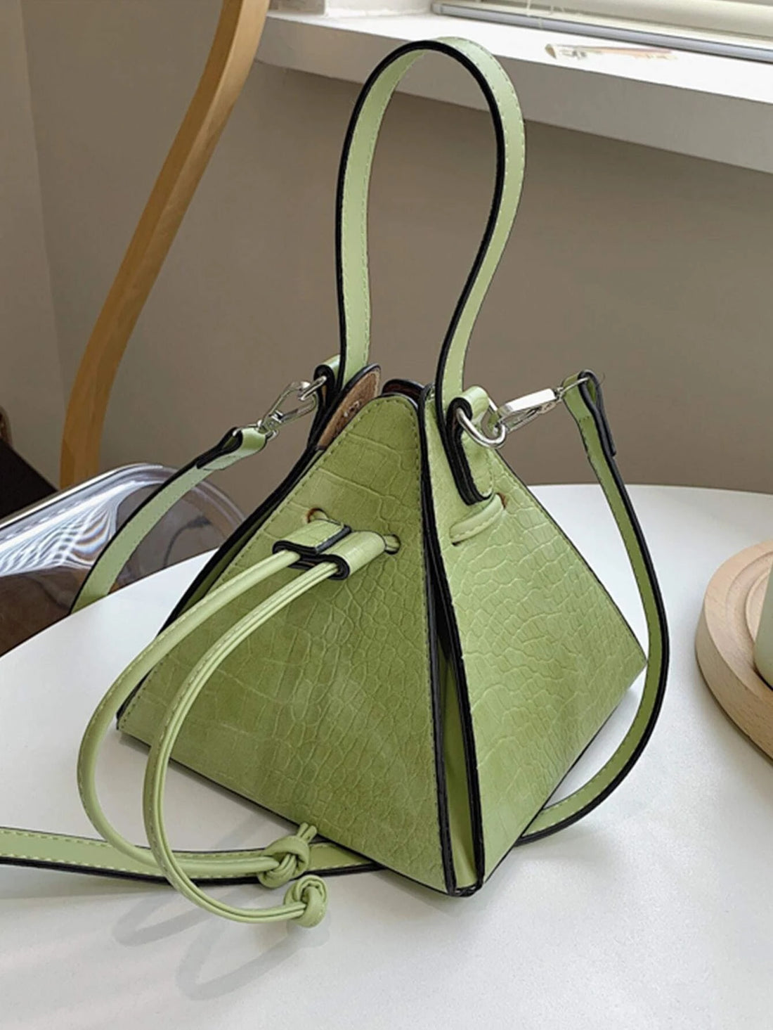 حقيبة بيرميدل بنقش برباط شنط وحقائب شنط اخضر