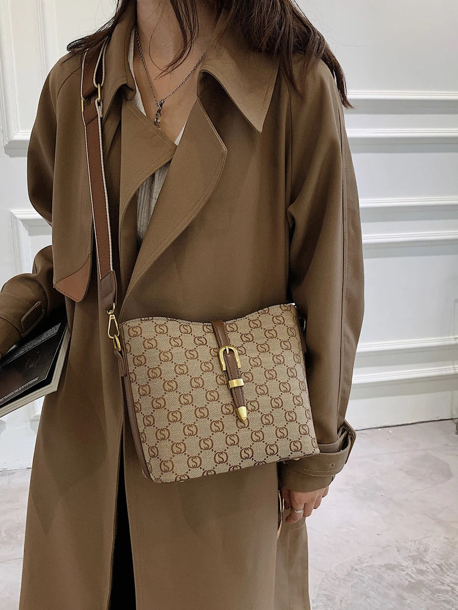 شنطة بني انيقة وسط شنط وحقائب شنط