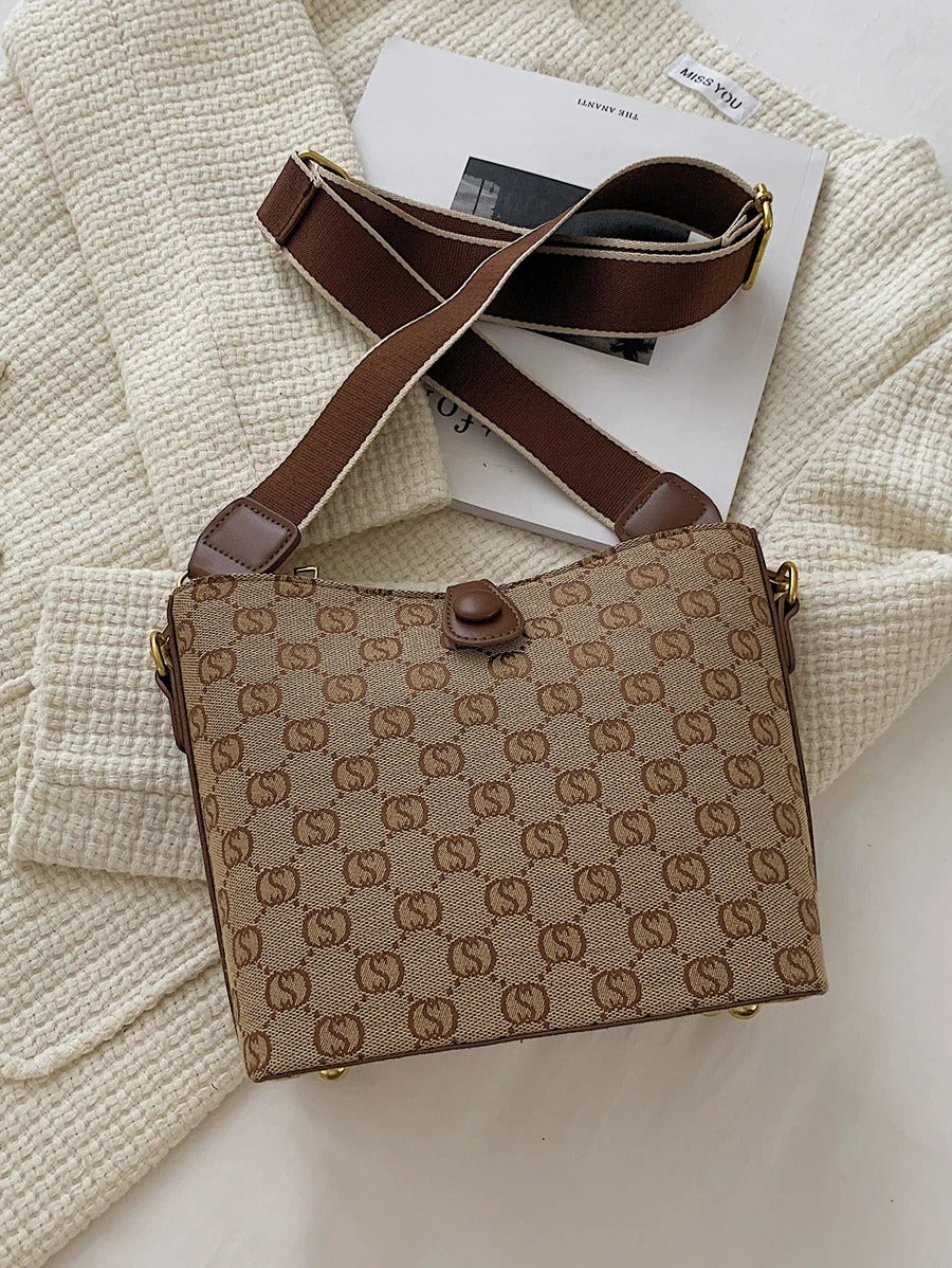 شنطة بني انيقة وسط شنط وحقائب شنط