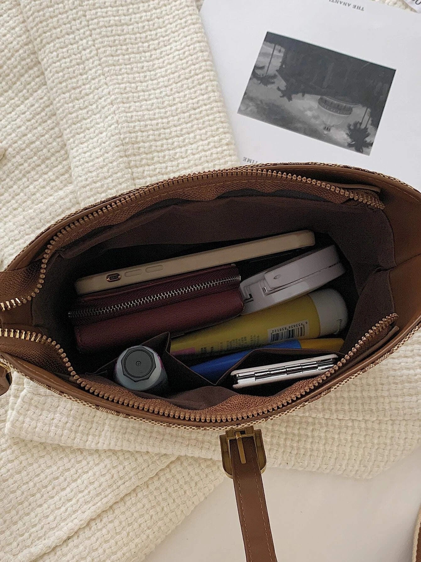 شنطة بني انيقة وسط شنط وحقائب شنط