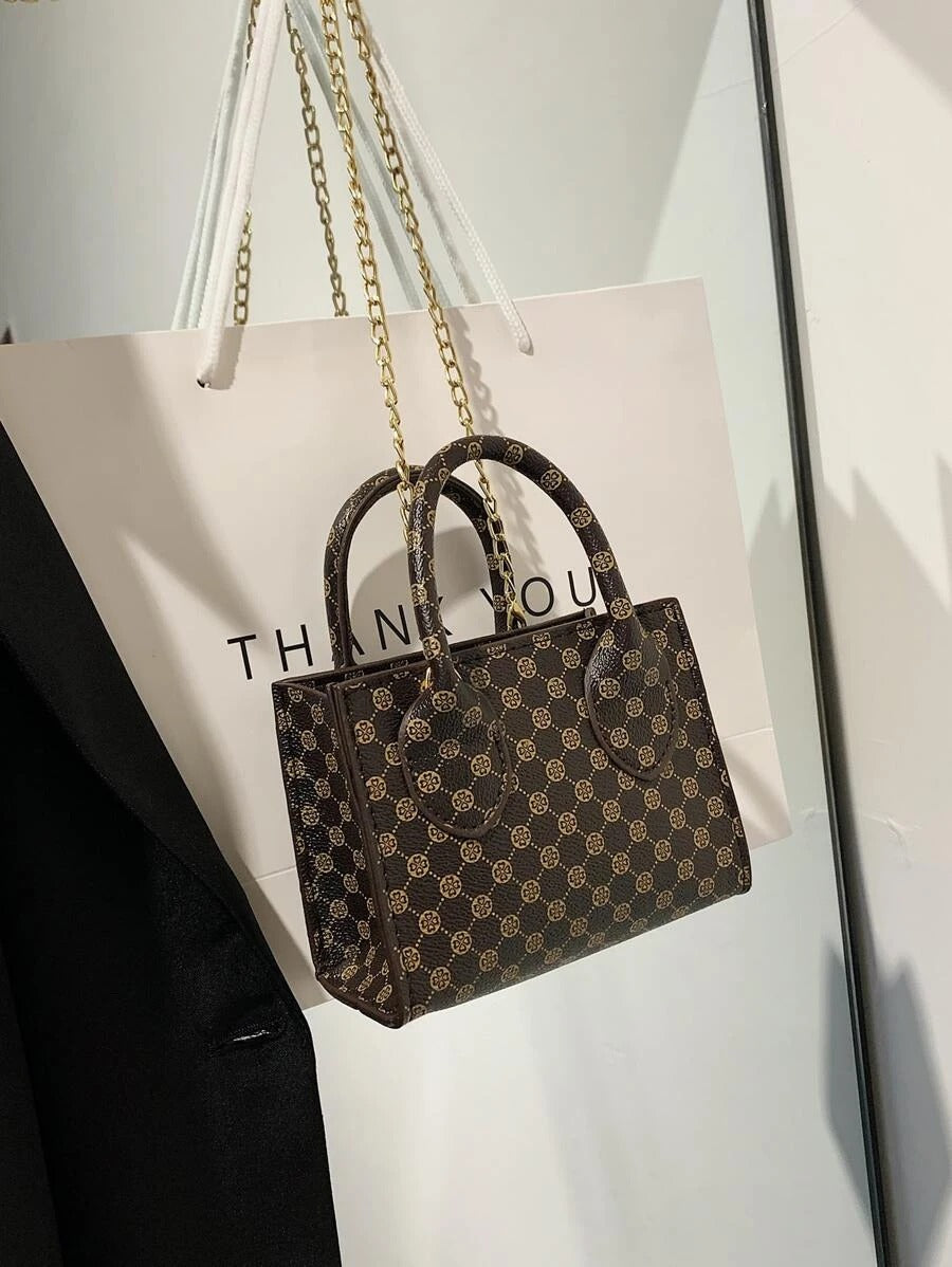 حقيبة مربعه بسلسلة صغيره شنط وحقائب شنط