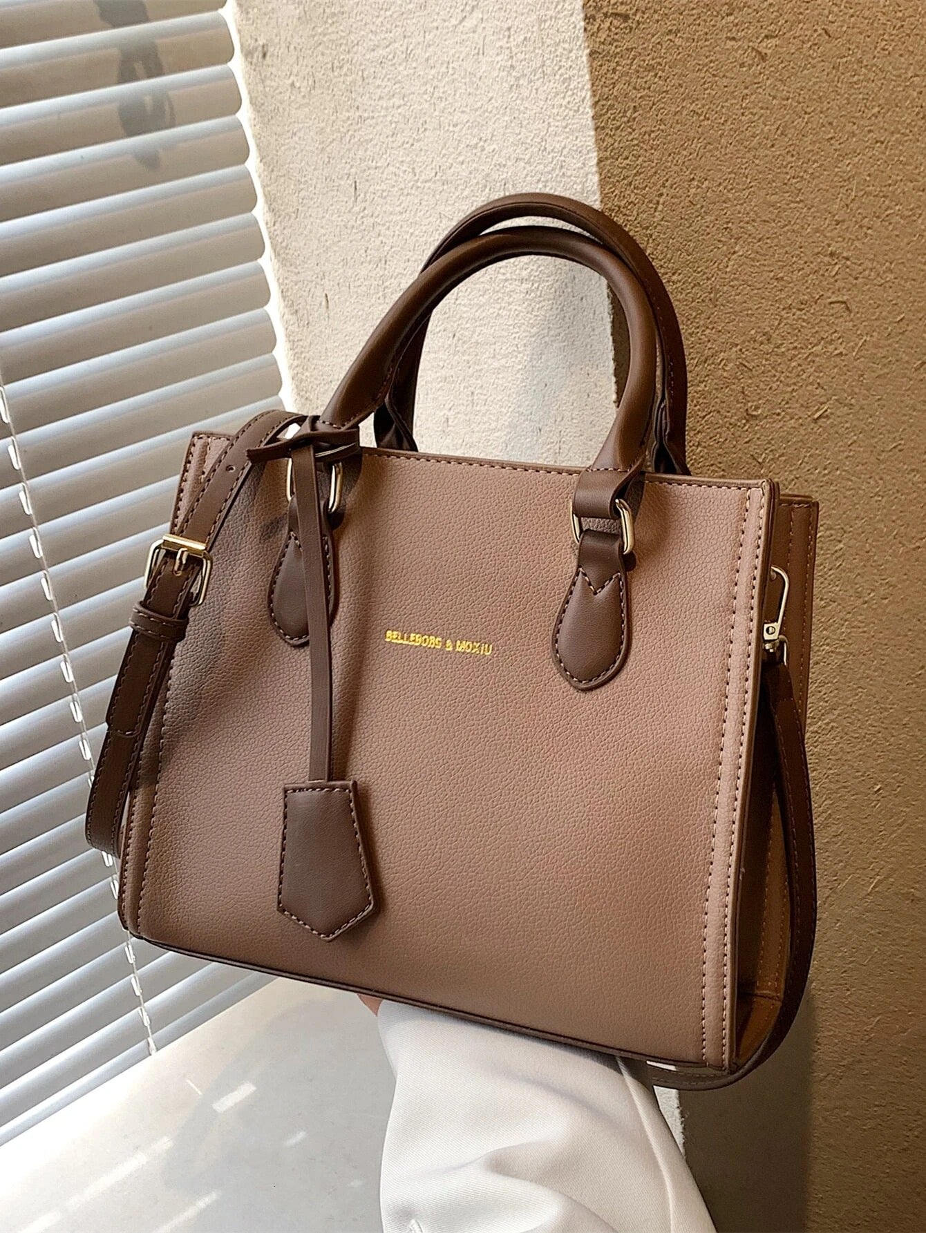 شنطة مربعة ابيض شنط وحقائب شنط بني