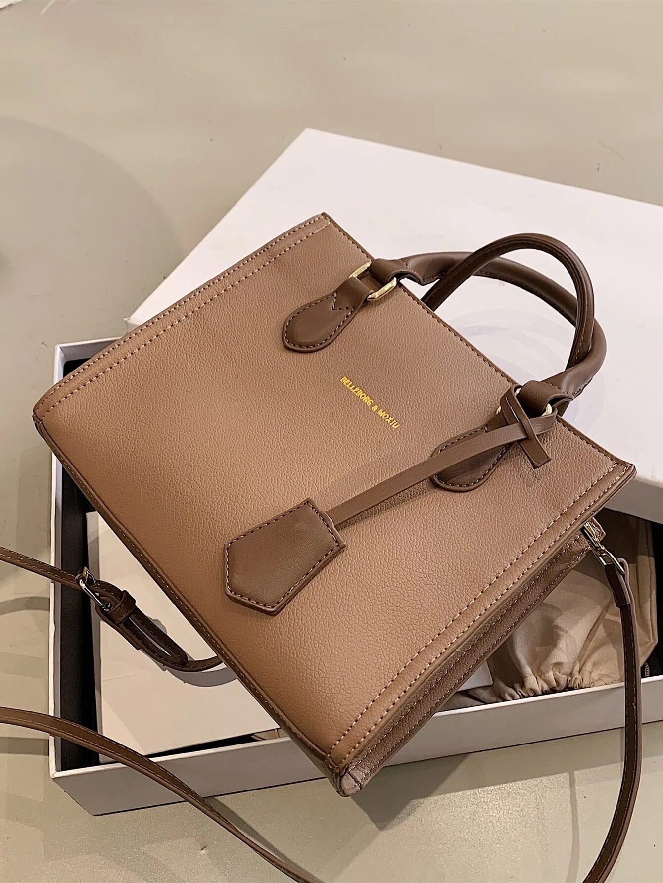 شنطة مربعة ابيض شنط وحقائب شنط