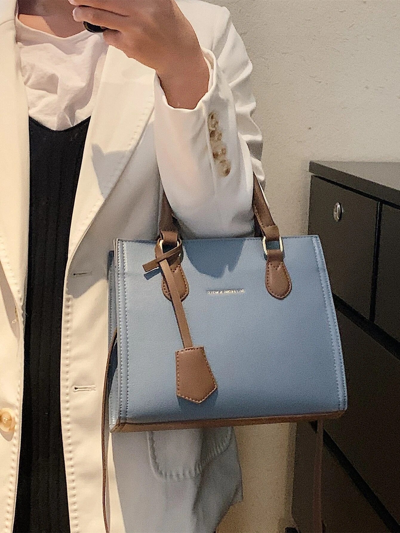 شنطة مربعة ابيض شنط وحقائب شنط