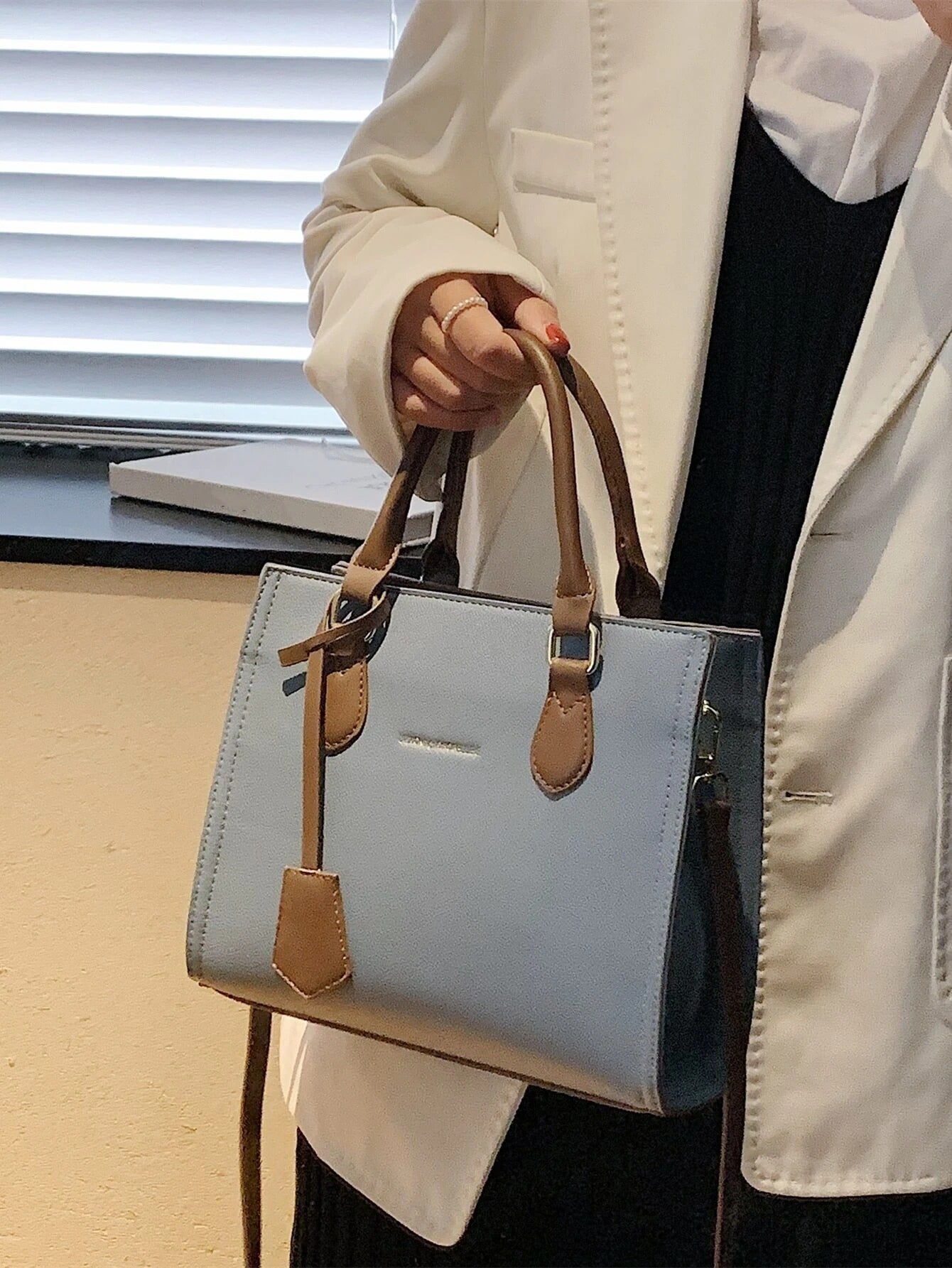 شنطة مربعة ابيض شنط وحقائب شنط