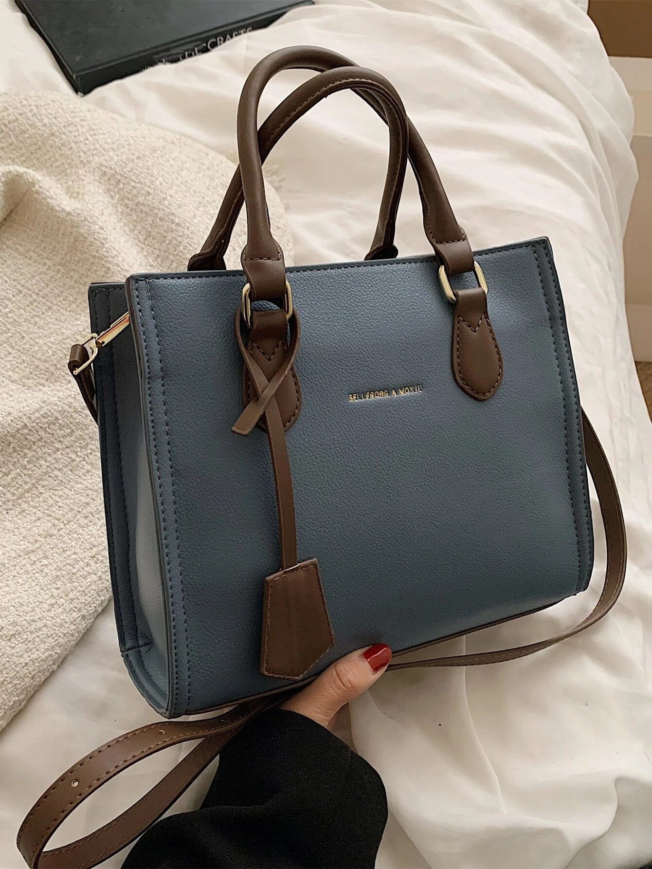 شنطة مربعة ابيض شنط وحقائب شنط سماوي