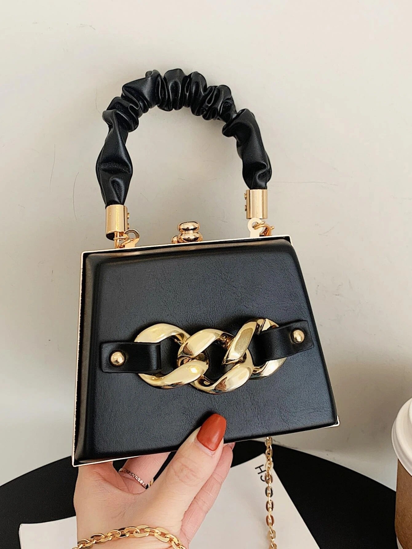 حقيبة مربعة صغيره بلون اسود شنط وحقائب شنط