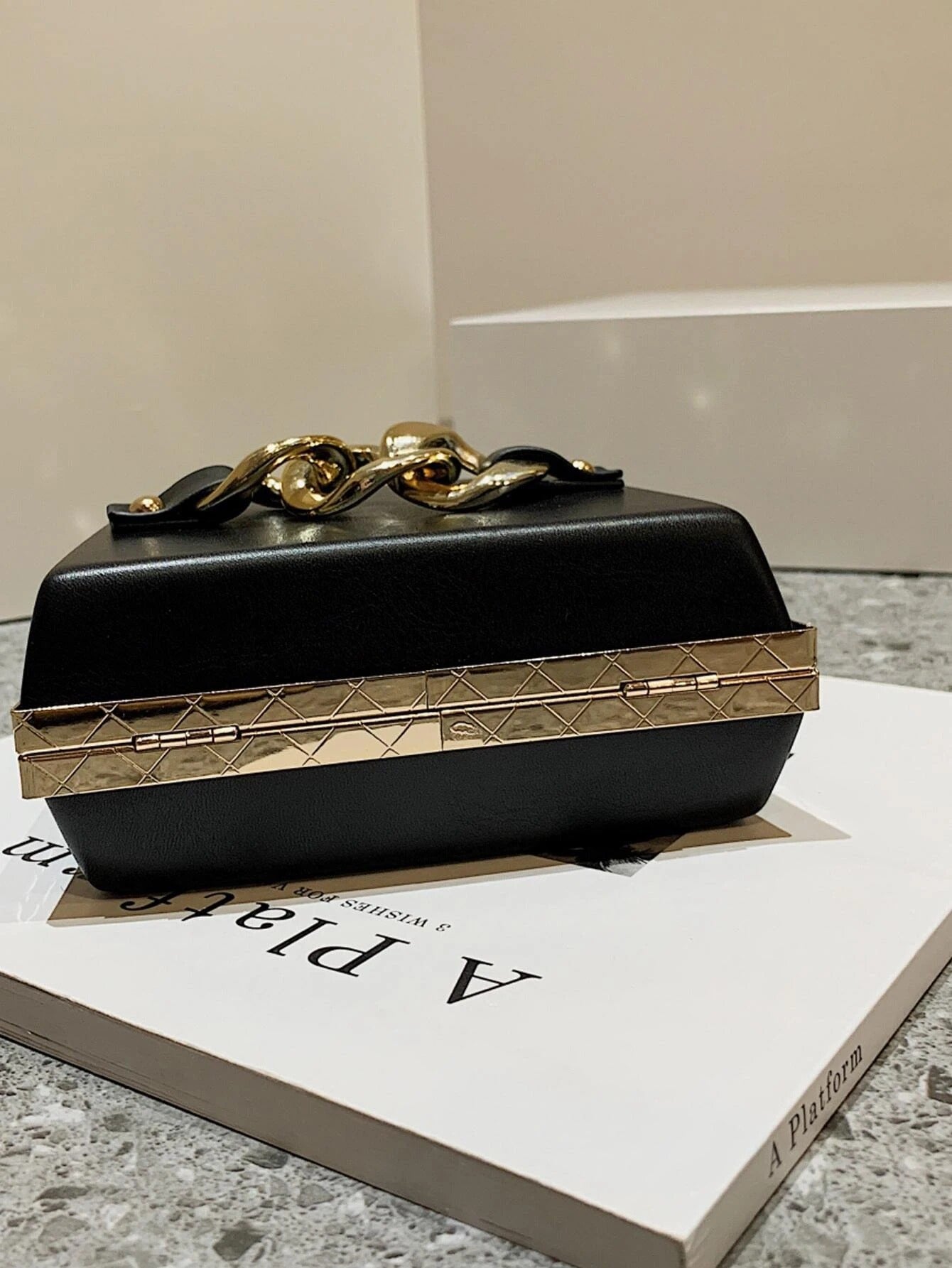 حقيبة مربعة صغيره بلون اسود شنط وحقائب شنط