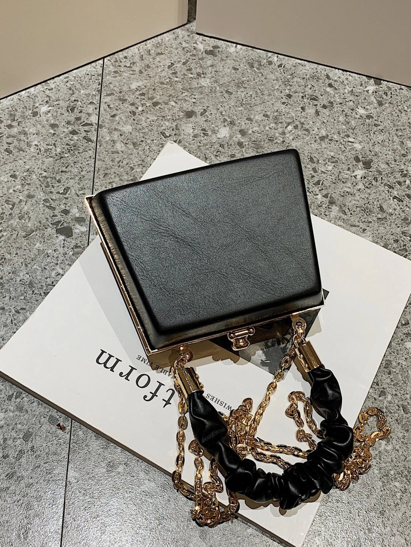 حقيبة مربعة صغيره بلون اسود شنط وحقائب شنط