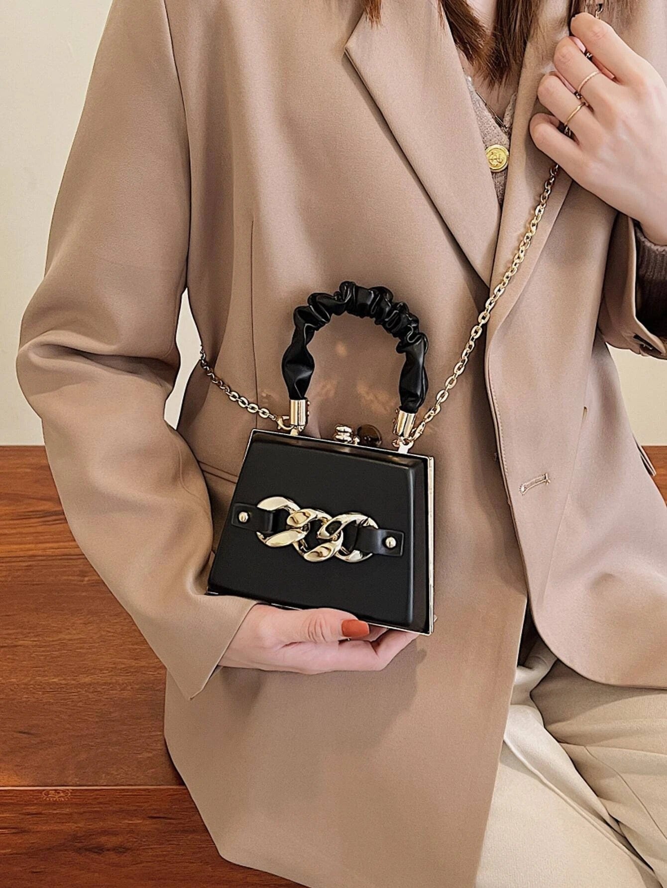 حقيبة مربعة صغيره بلون اسود شنط وحقائب شنط