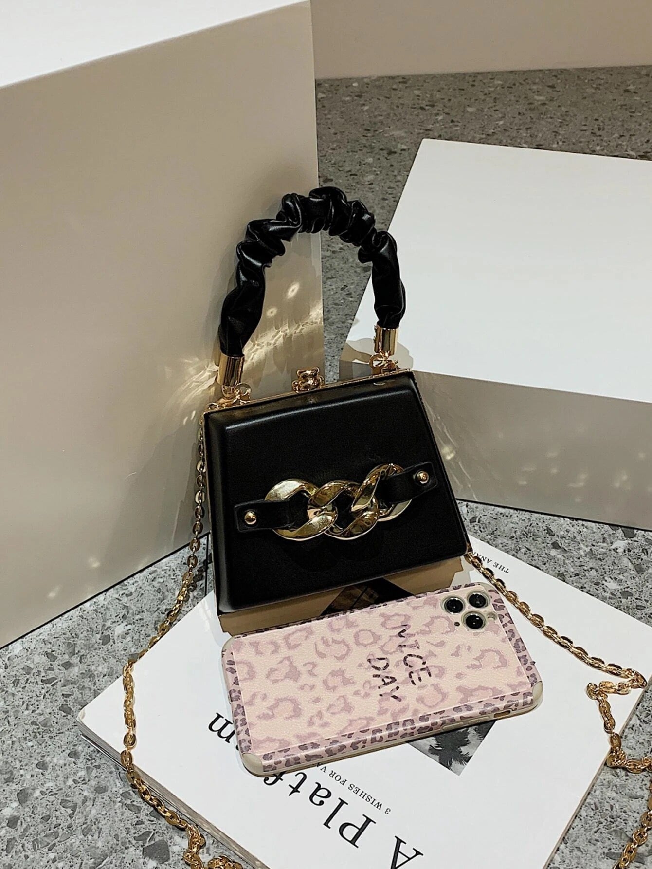 حقيبة مربعة صغيره بلون اسود شنط وحقائب شنط