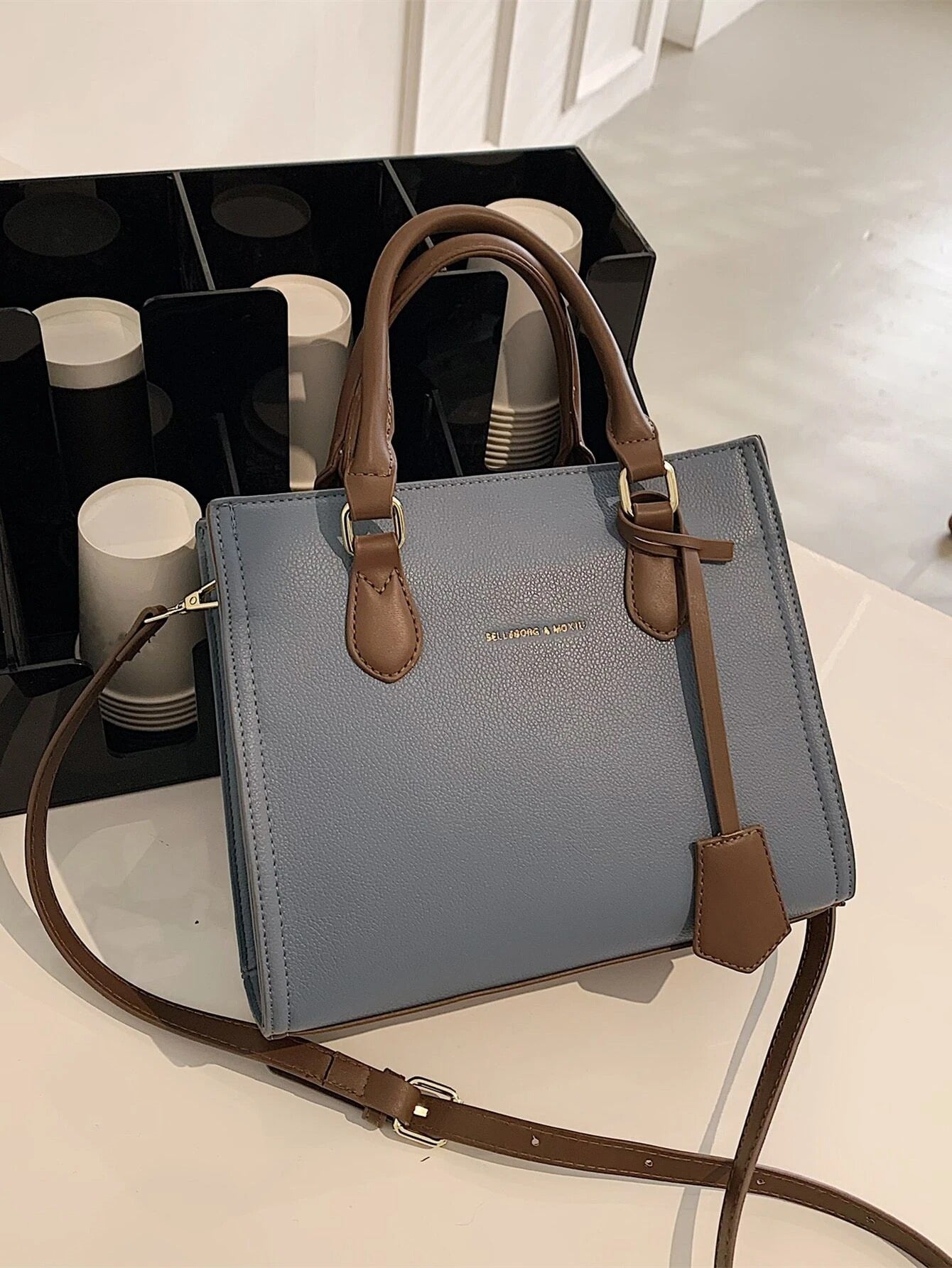 شنطة مربعة ابيض شنط وحقائب شنط