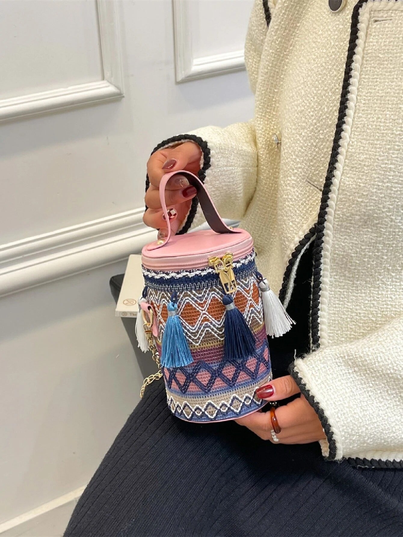 حقيبة مزينة بشراشيب شنط وحقائب شنط