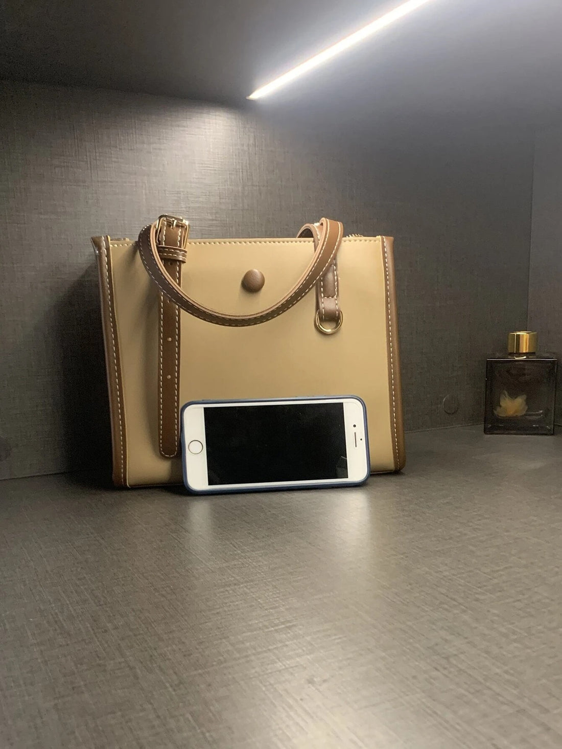 حقيبة مربعة مع شريط شنط وحقائب شنط