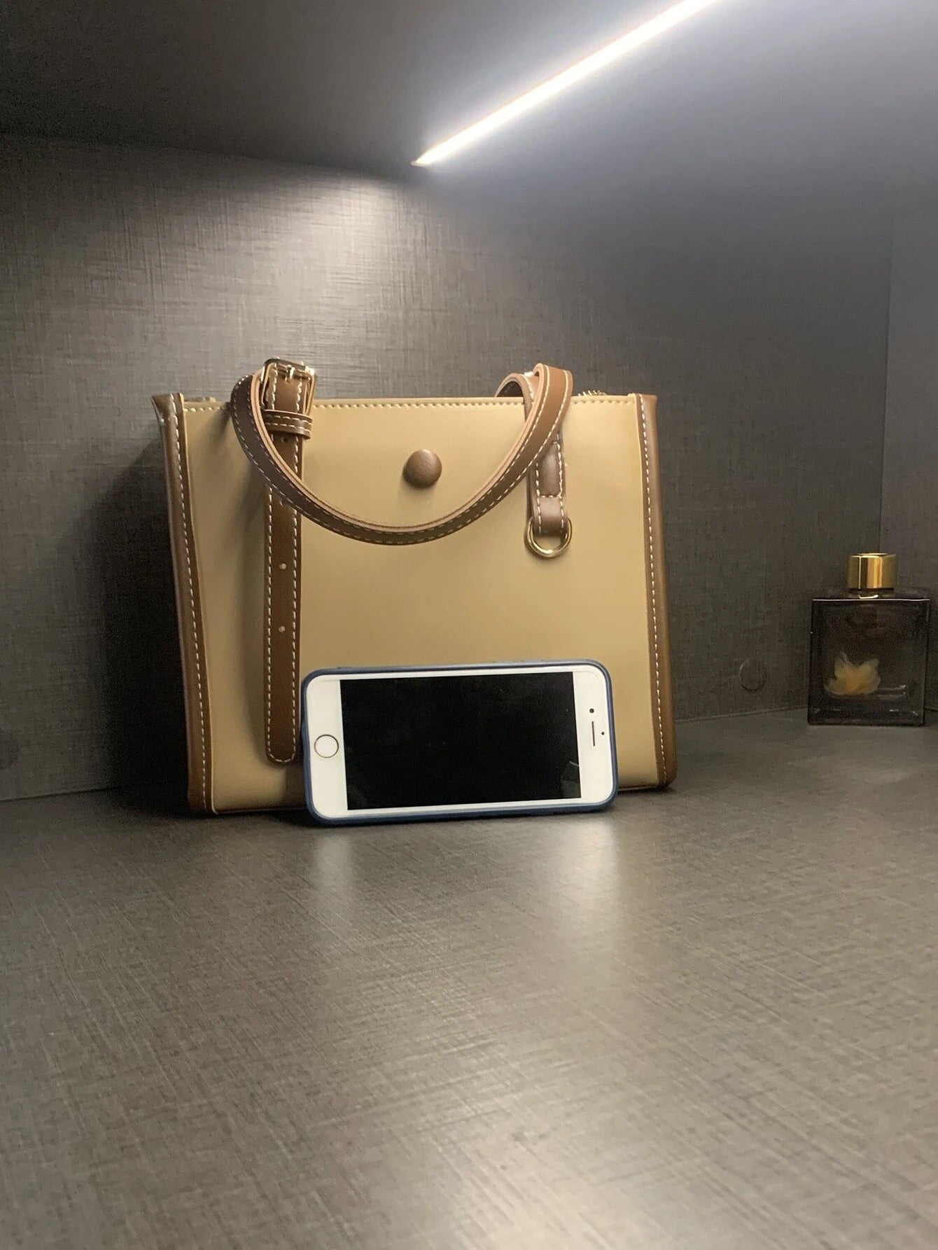 حقيبة مربعة مع شريط شنط وحقائب شنط