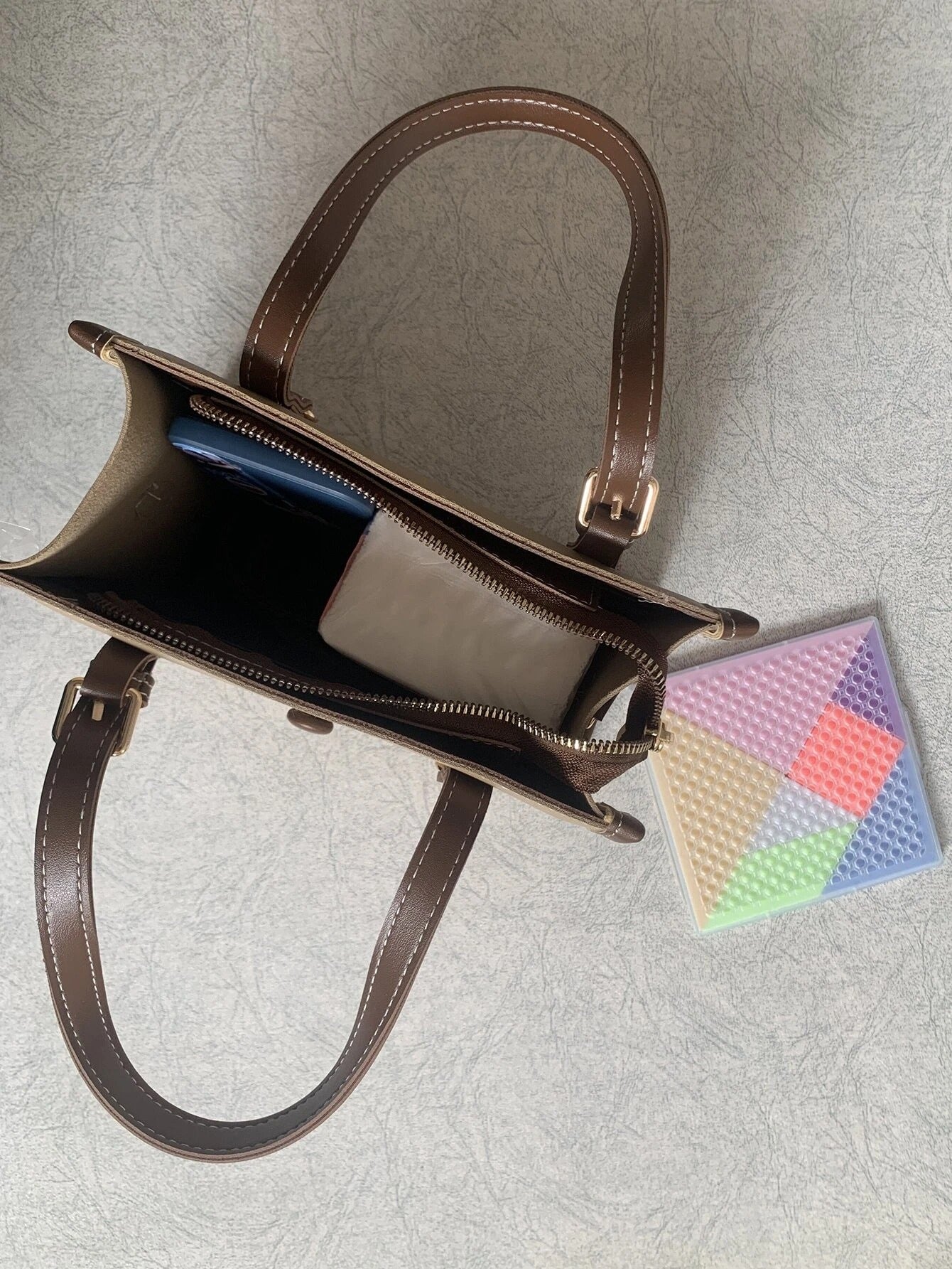 حقيبة مربعة مع شريط شنط وحقائب شنط