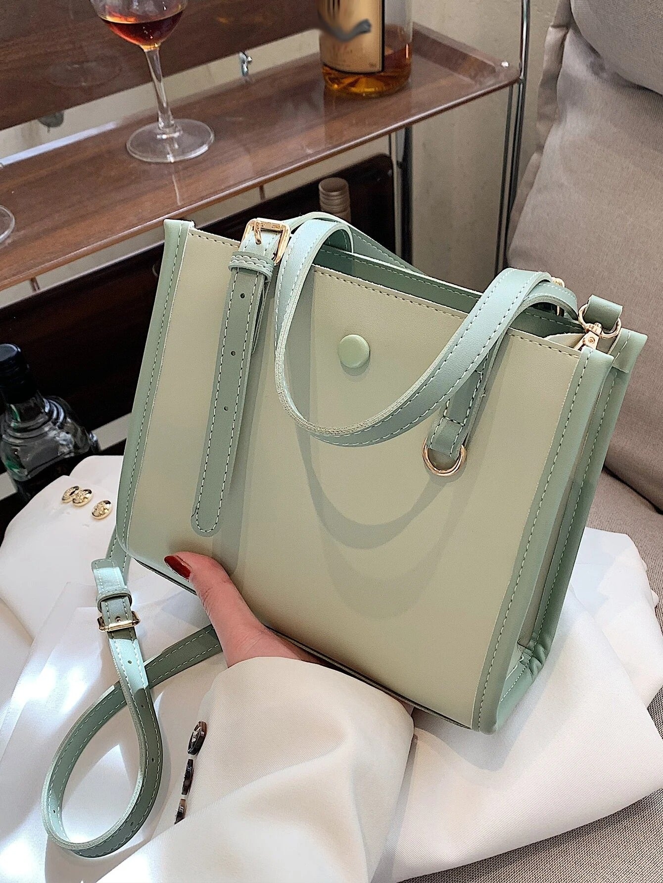 حقيبة مربعة مع شريط شنط وحقائب شنط