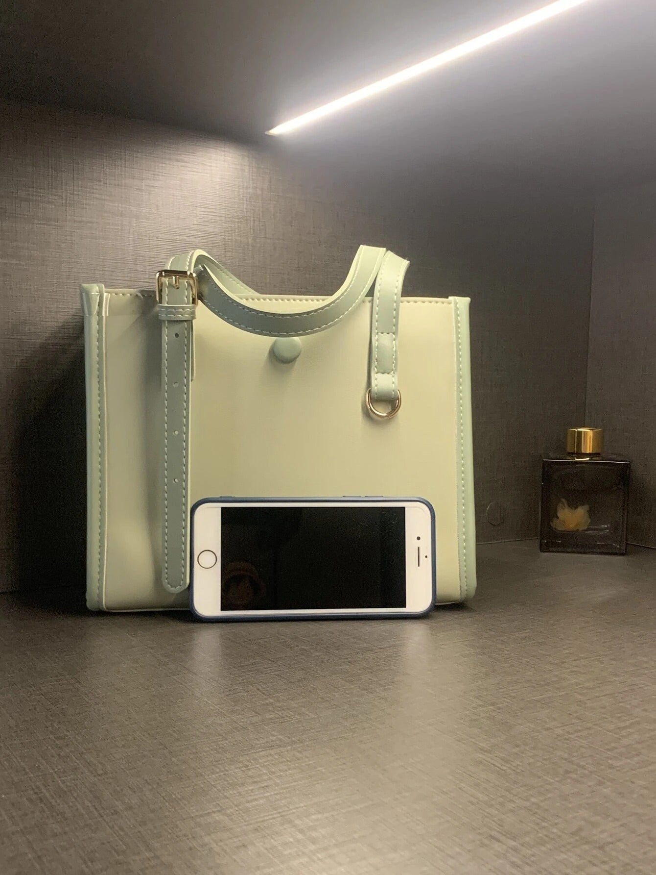 حقيبة مربعة مع شريط شنط وحقائب شنط