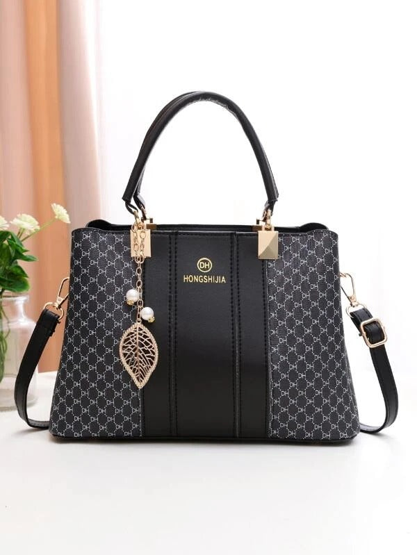 حقيبة مربعة مزخرفه بوشاح تويلي شنط وحقائب شنط اسود