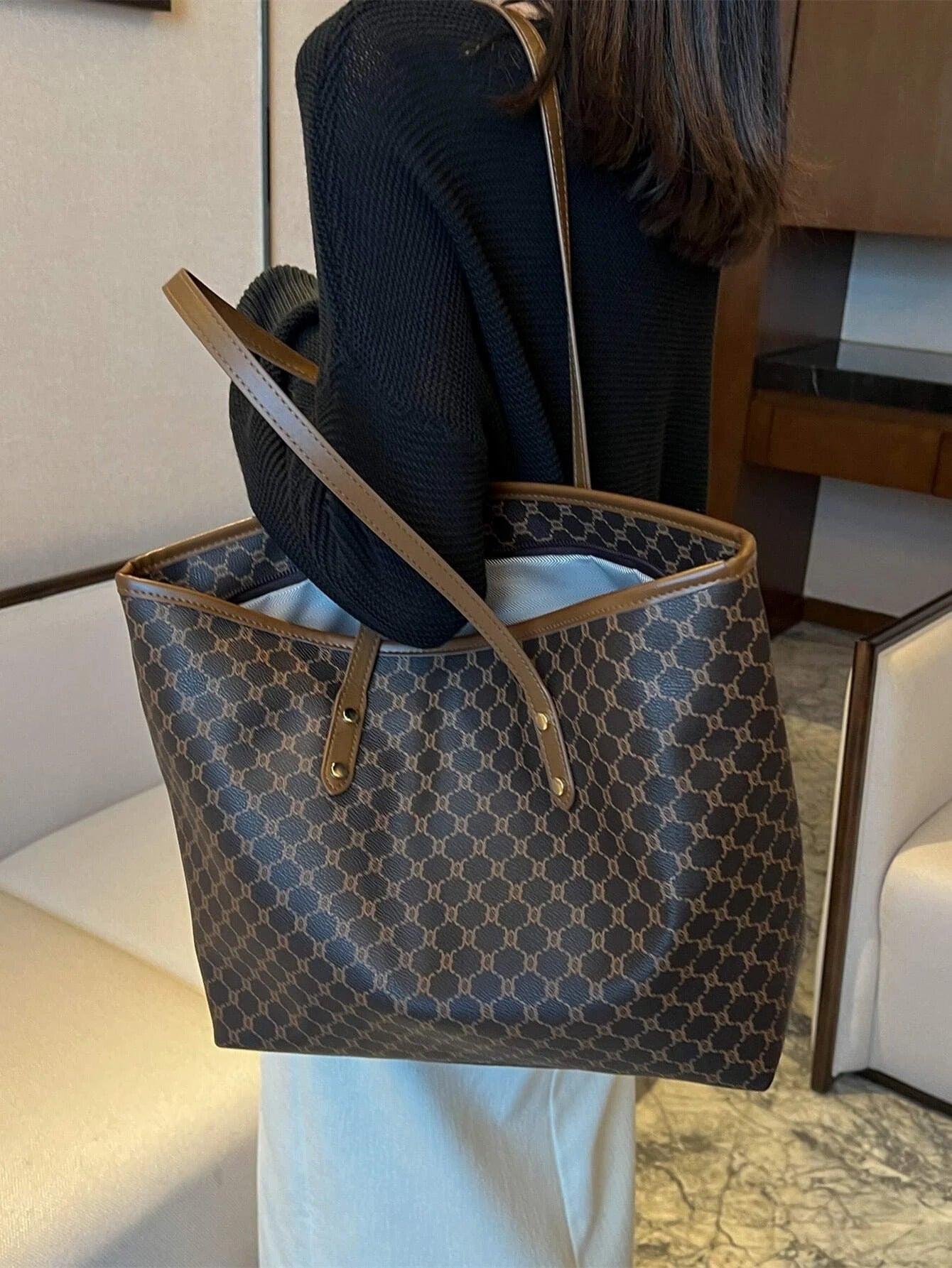 حقيبة كتف بني كبيرة للجامعه والطلعات شنط وحقائب شنط