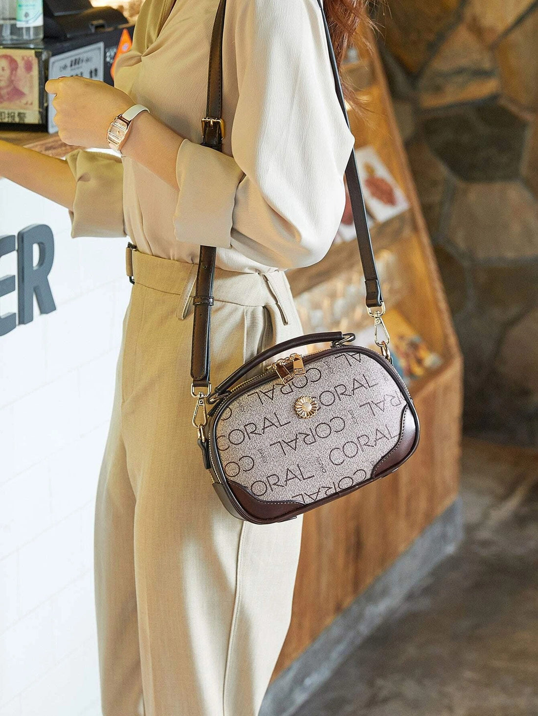 حقيبة مربعة بطباعة أحرف شنط وحقائب شنط بني