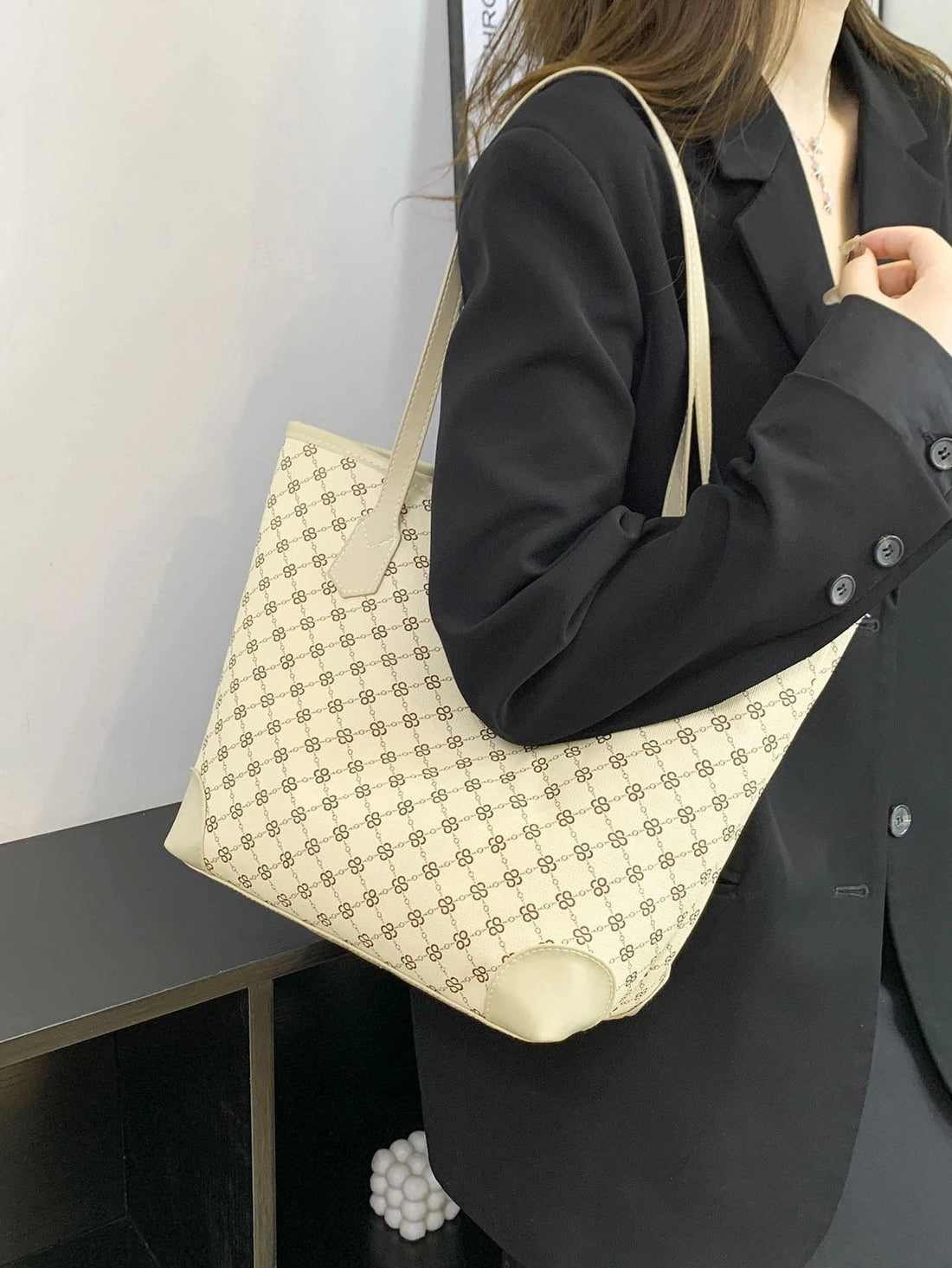 حقيبة كتف كبيرة نقش هندسي شنط وحقائب شنط