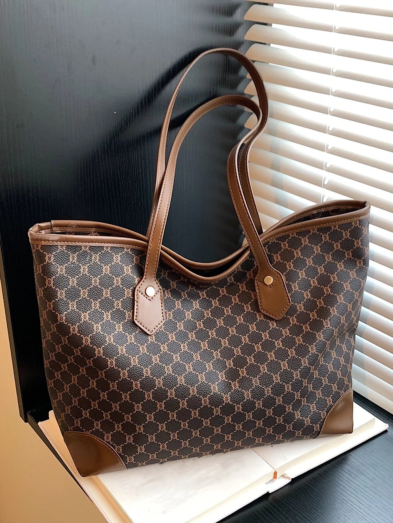 حقيبة كتف كبيرة للجامعه والطلعات شنط وحقائب شنط بني