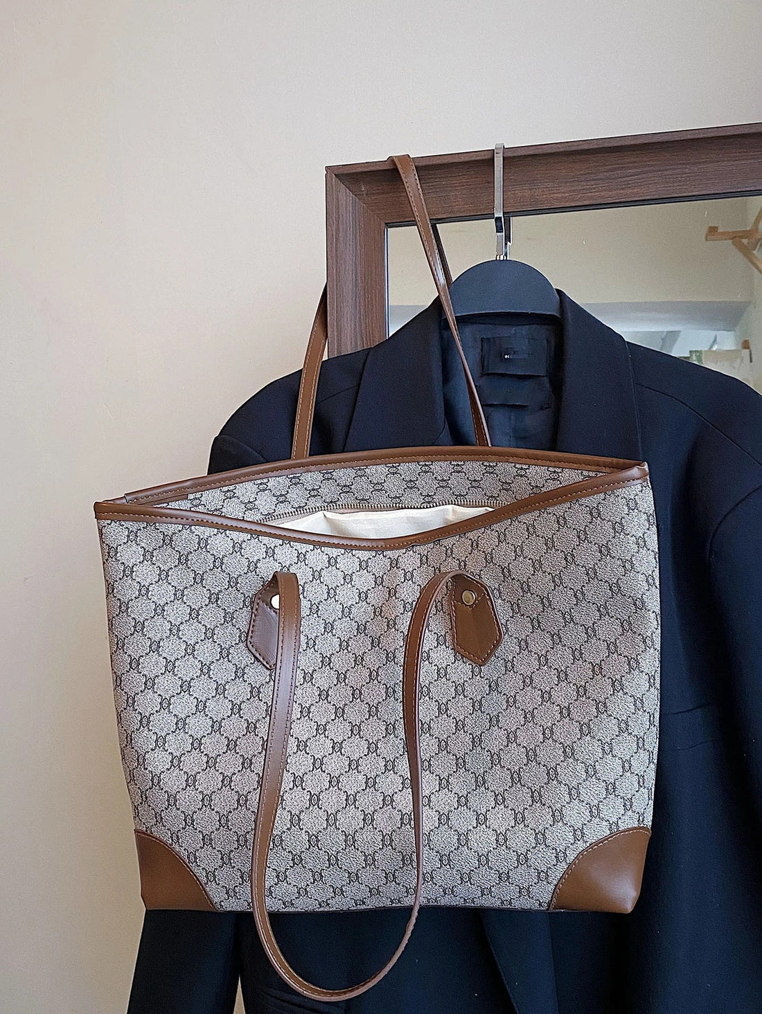 حقيبة كتف بيج كبيرة للجامعه والطلعات شنط وحقائب شنط