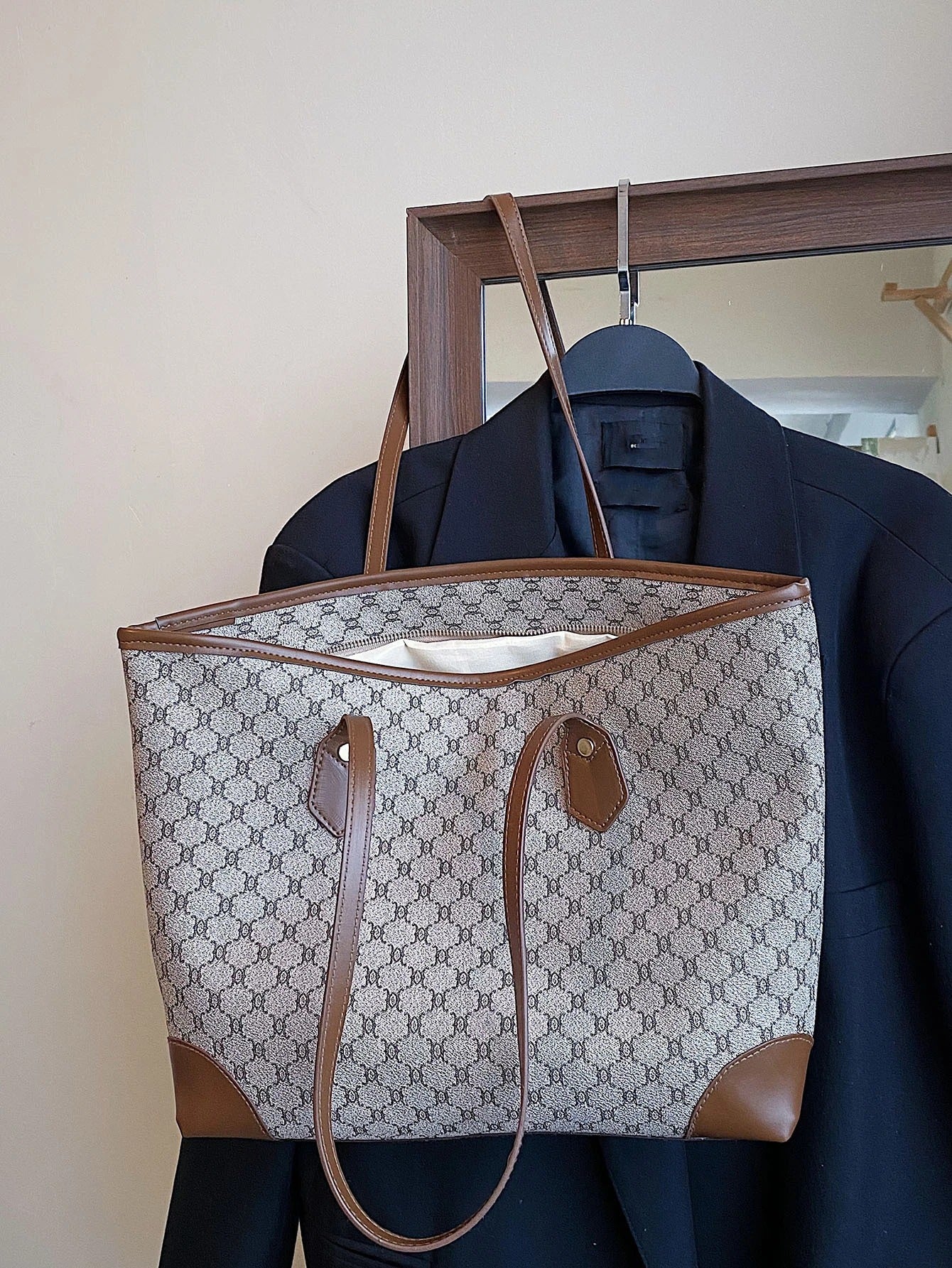 حقيبة كتف بيج كبيرة للجامعه والطلعات شنط وحقائب شنط