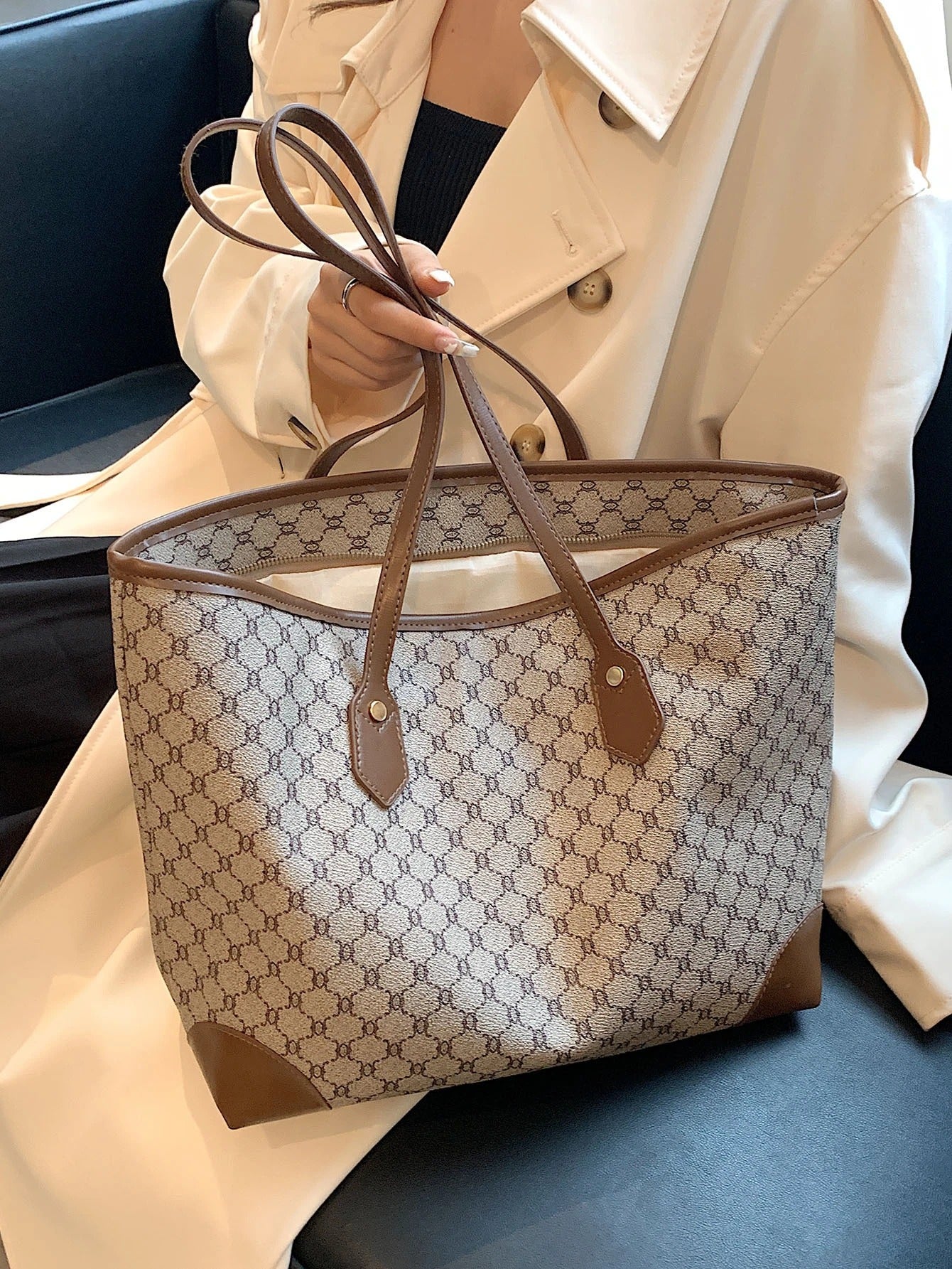 حقيبة كتف بيج كبيرة للجامعه والطلعات شنط وحقائب شنط