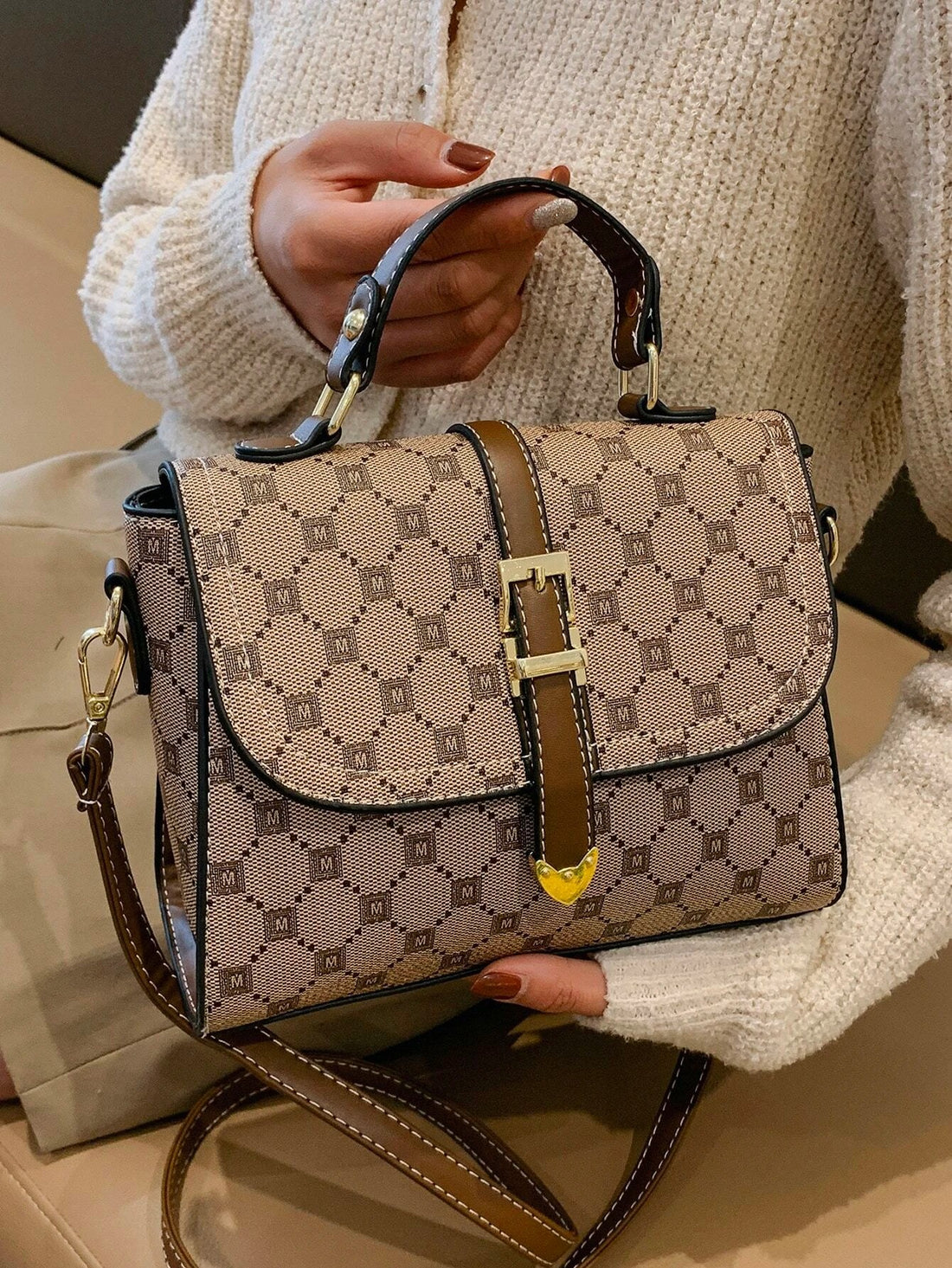 حقيبة مربعة هندسية الشكل شنط وحقائب شنط