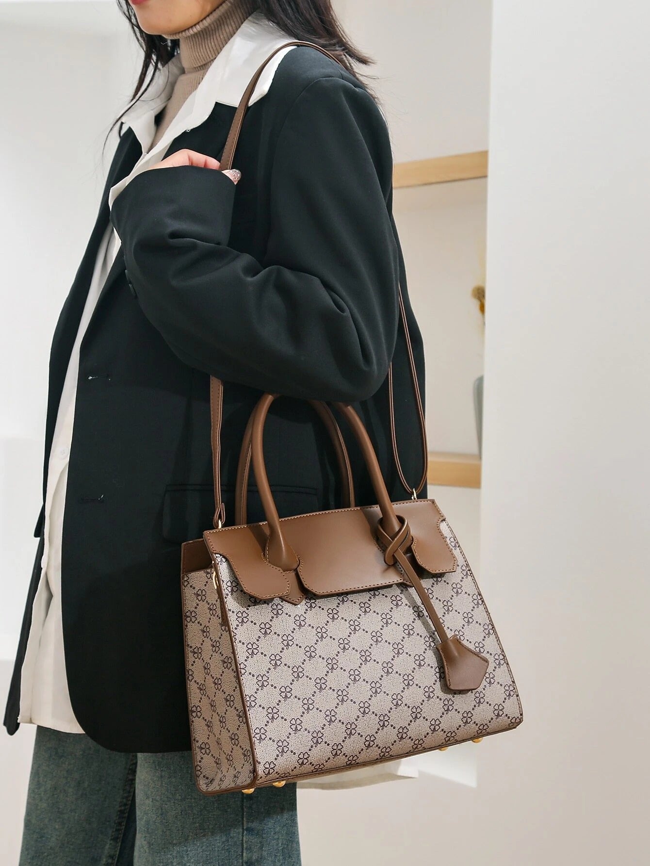 حقيبة مربعة بوشاح بني شنط وحقائب شنط