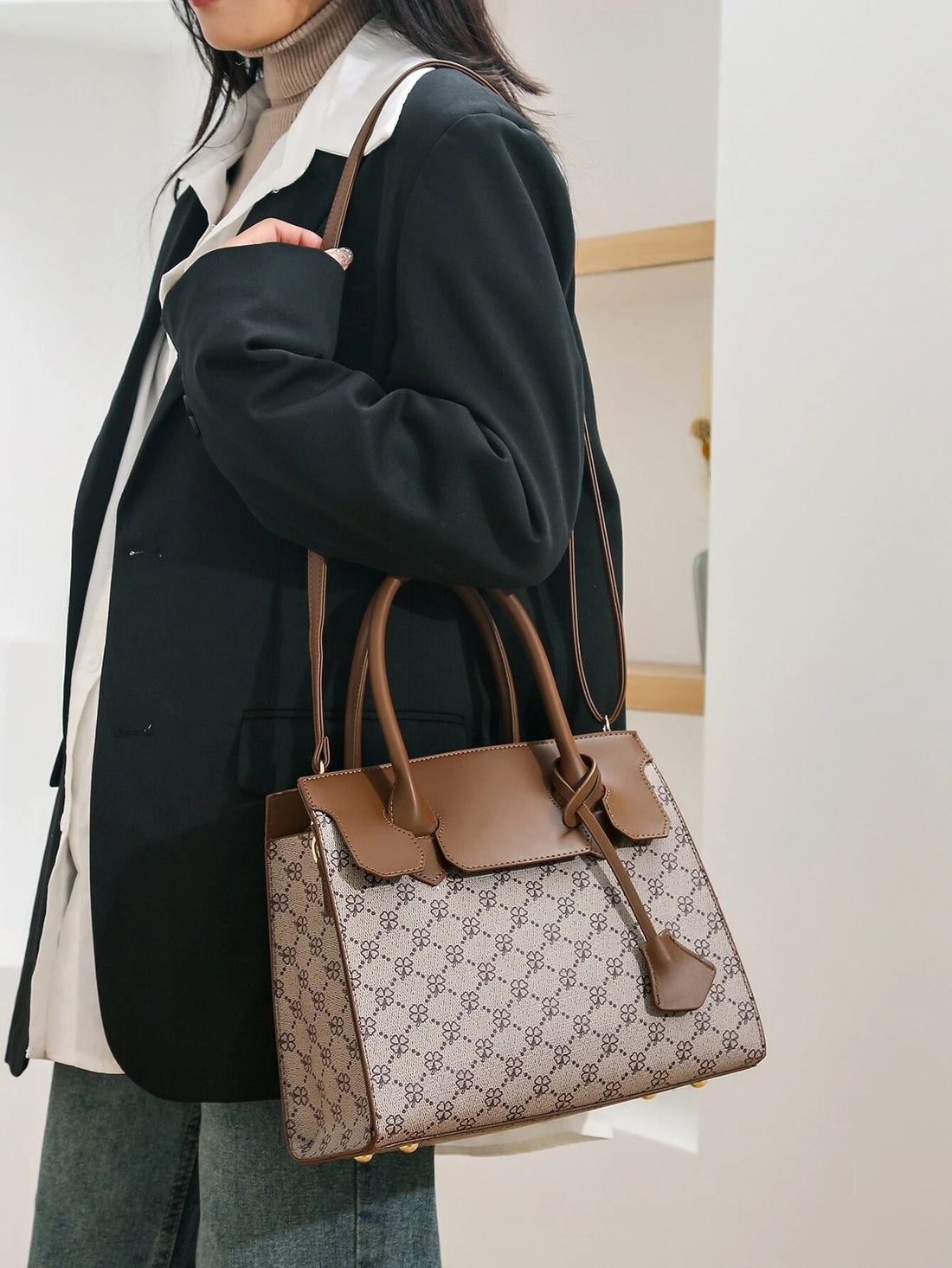 حقيبة مربعة بوشاح بيج شنط وحقائب شنط