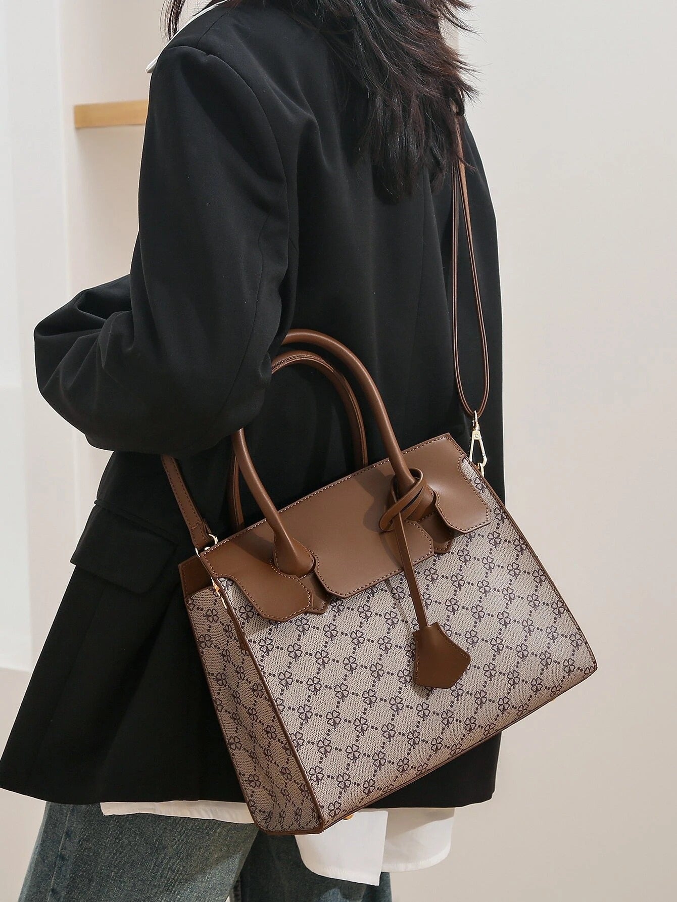 حقيبة مربعة بوشاح بني شنط وحقائب شنط