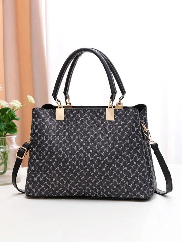 حقيبة مربعة مزخرفه بوشاح تويلي شنط وحقائب شنط