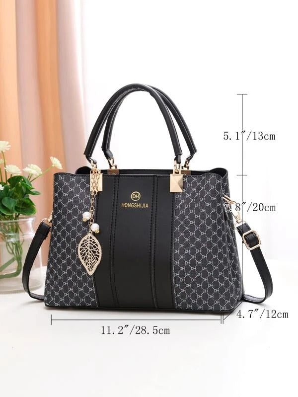 حقيبة مربعة مزخرفه بوشاح تويلي شنط وحقائب شنط