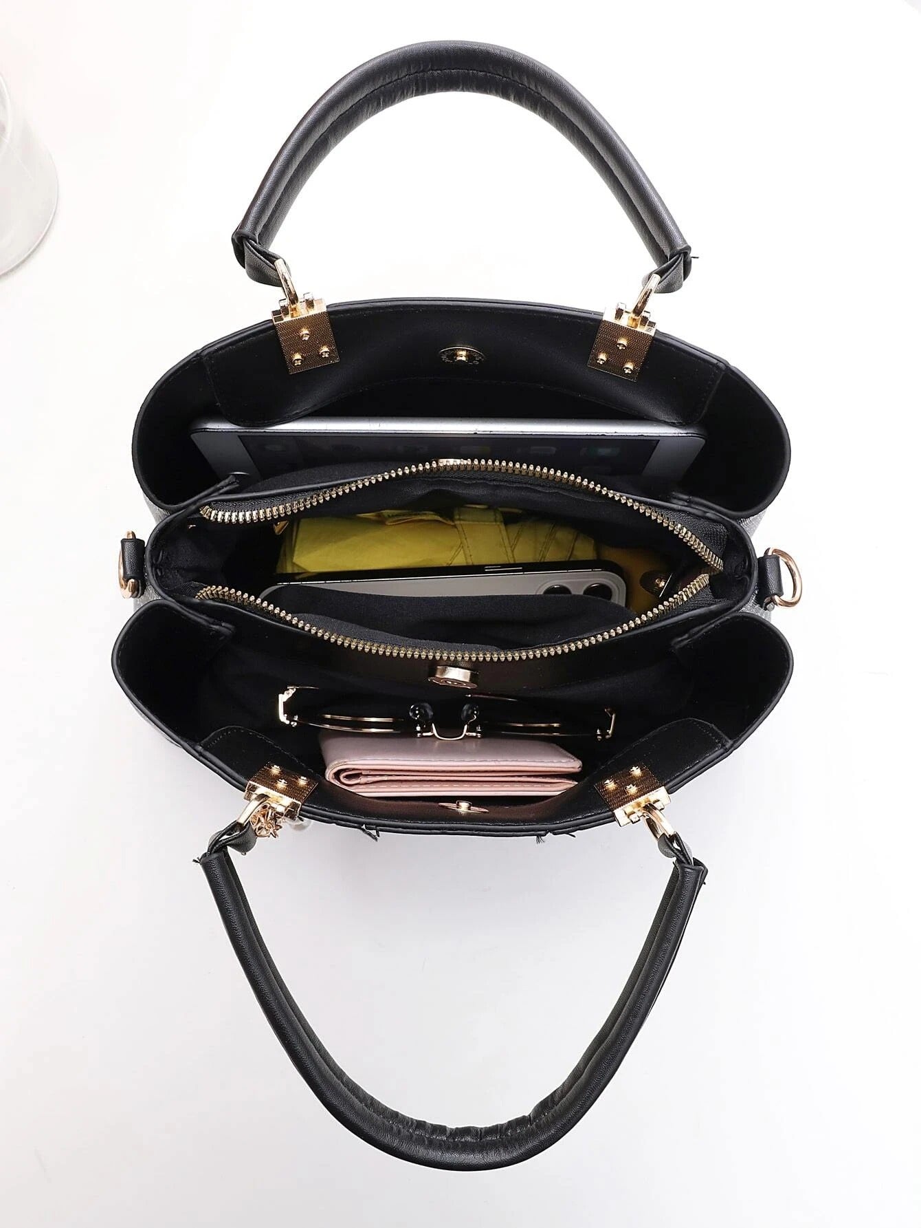 حقيبة مربعة مزخرفه بوشاح تويلي شنط وحقائب شنط