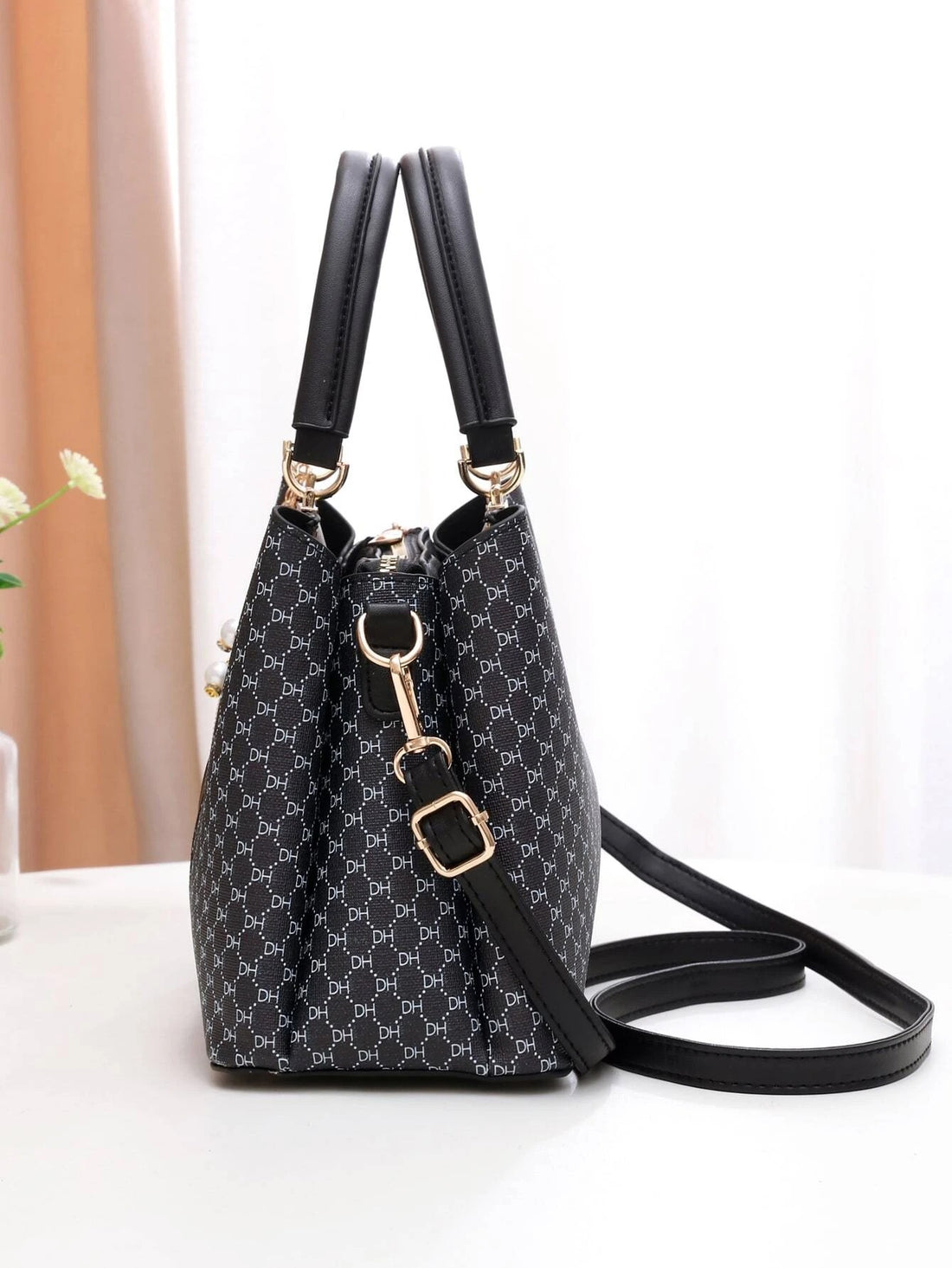 حقيبة مربعة مزخرفه بوشاح تويلي شنط وحقائب شنط