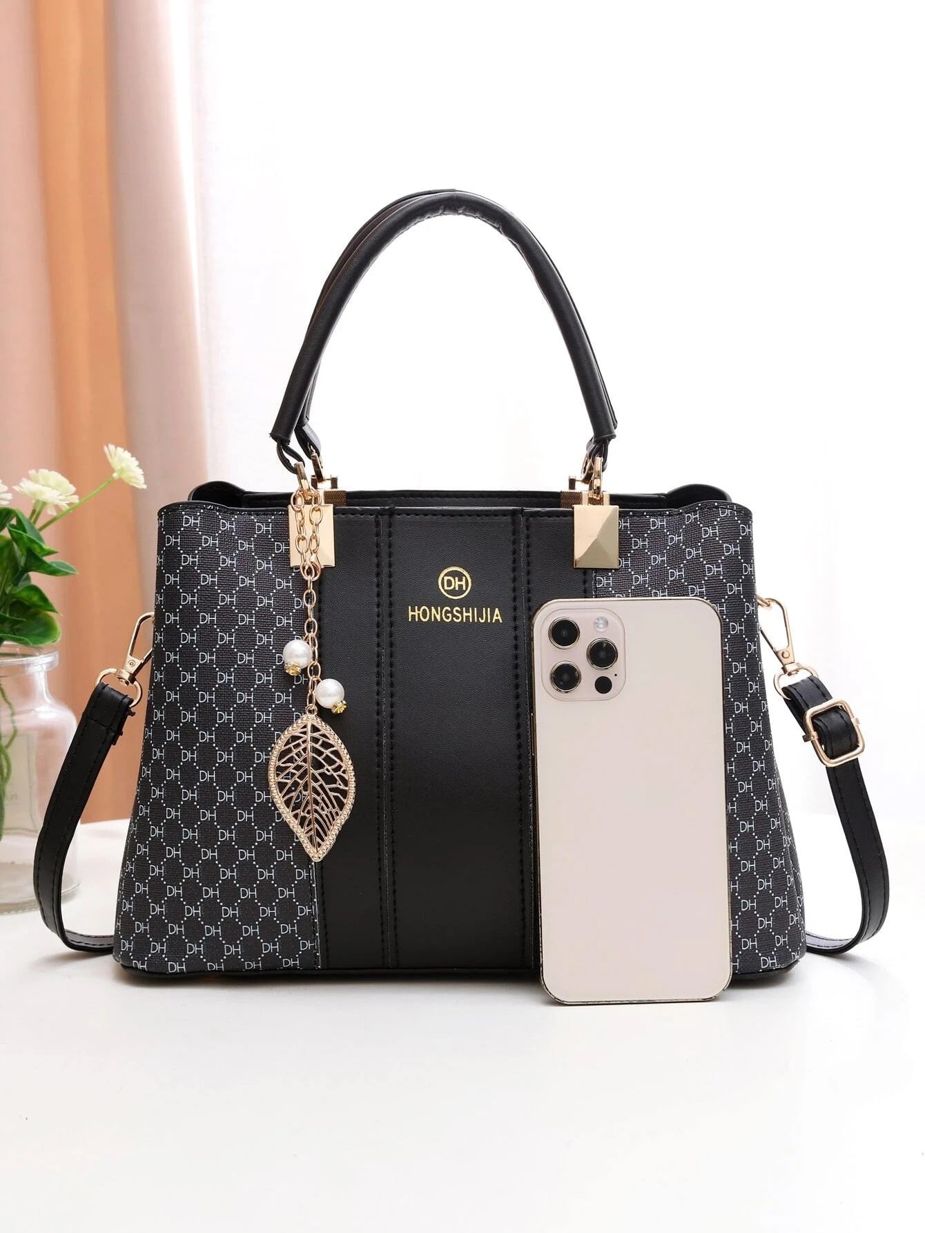 حقيبة مربعة مزخرفه بوشاح تويلي شنط وحقائب شنط