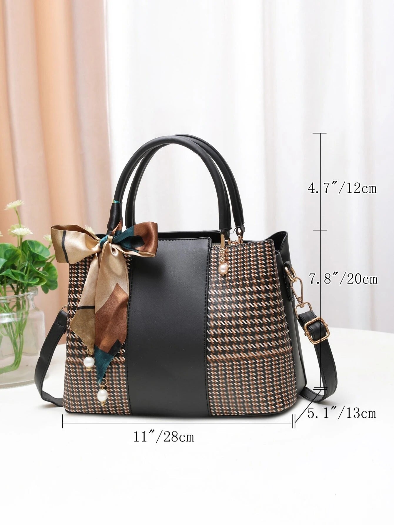 حقيبة مربعة مزخرفه بوشاح تويلي شنط وحقائب شنط