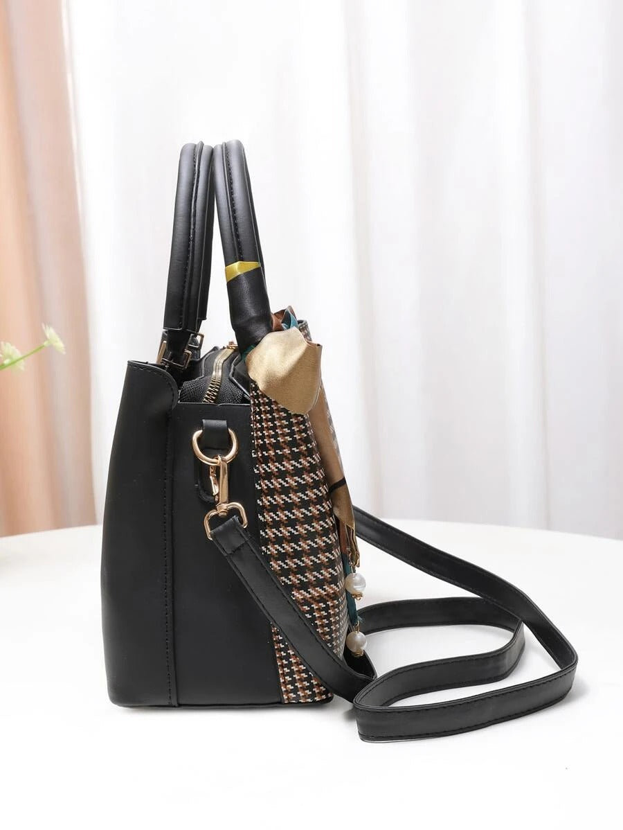 حقيبة مربعة مزخرفه بوشاح تويلي شنط وحقائب شنط