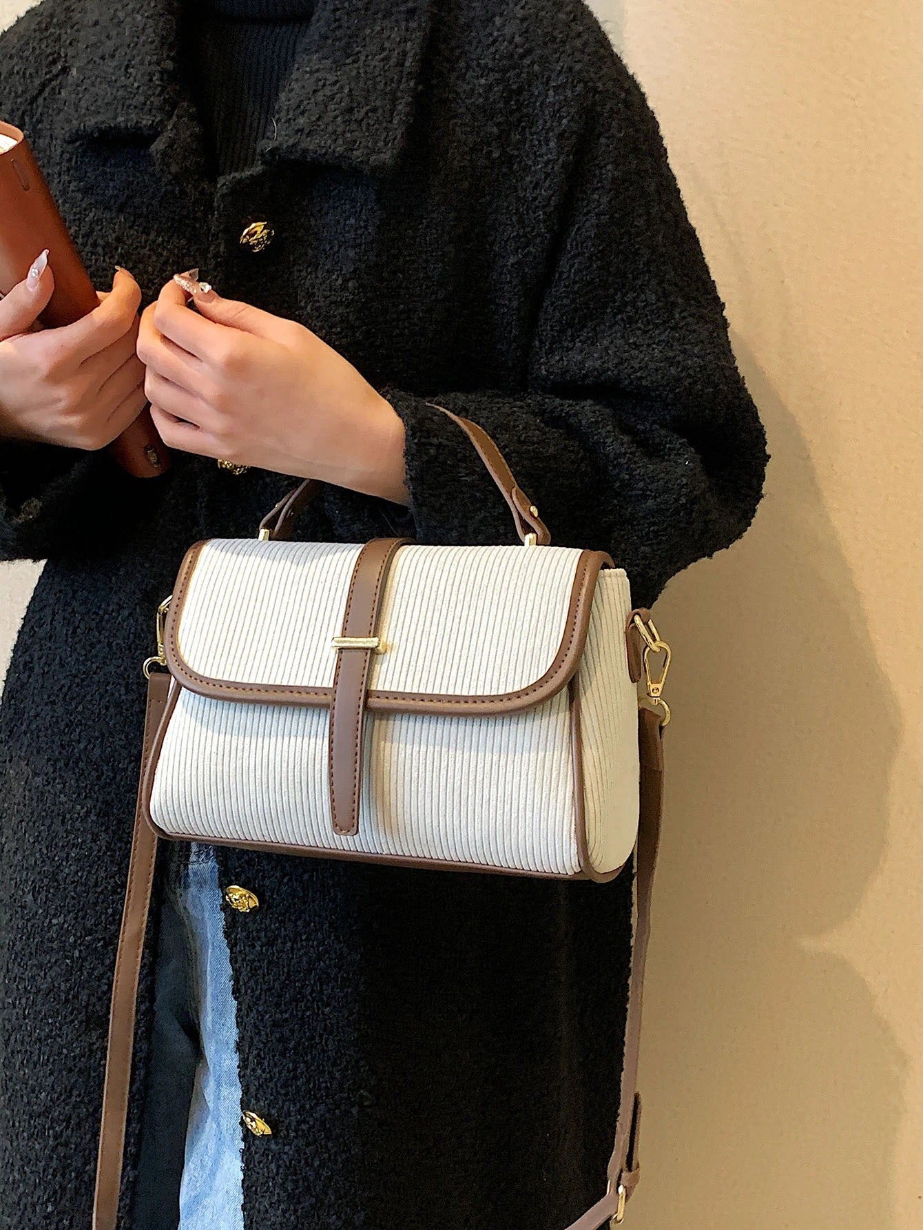 حقيبة مربعة بحزام جلد شنط وحقائب شنط